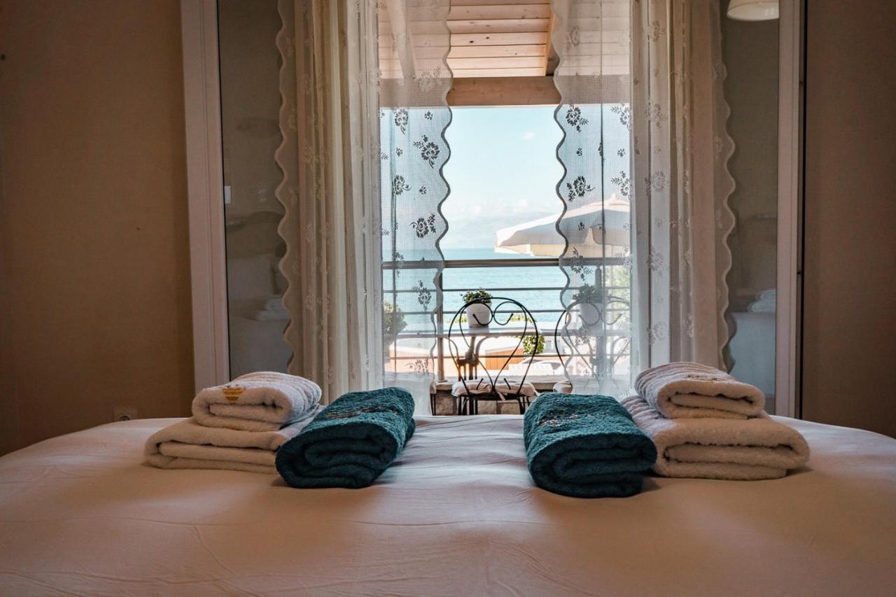 Neptune Sea House - Beachfront Agios Spyridon  Extérieur photo